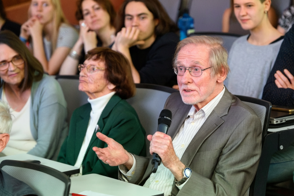 Manfred Bierwisch at a talk by Ray Jackendoff, Humboldt-Universität zu Berlin, left Susan Olsen, Ilse Zimmermann, behind him Elisabeth Pankratz, 15.10.2018. Photo by Stefan Müller.